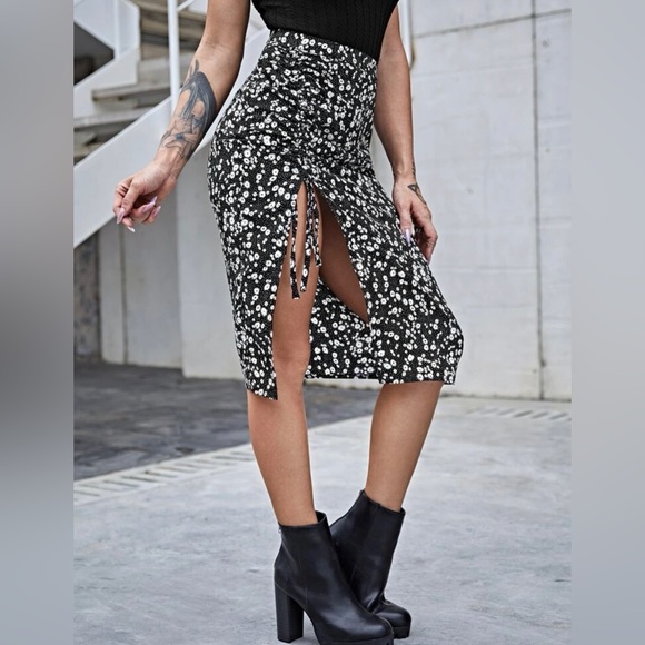 NEW Split Thigh Ditsy Floral Skirt - Picture 3 of 5